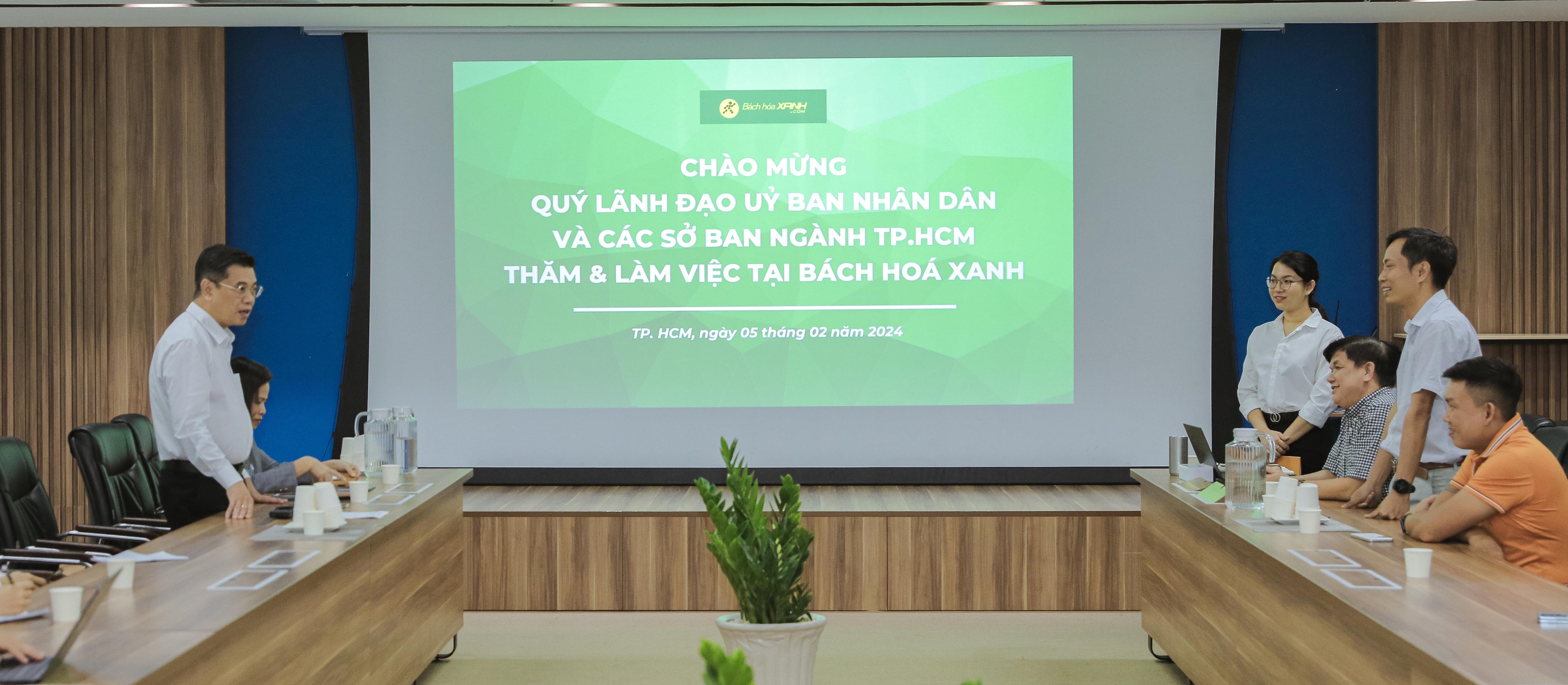 Bach Hoa Xanh discuss with the Municipal People's Committee team