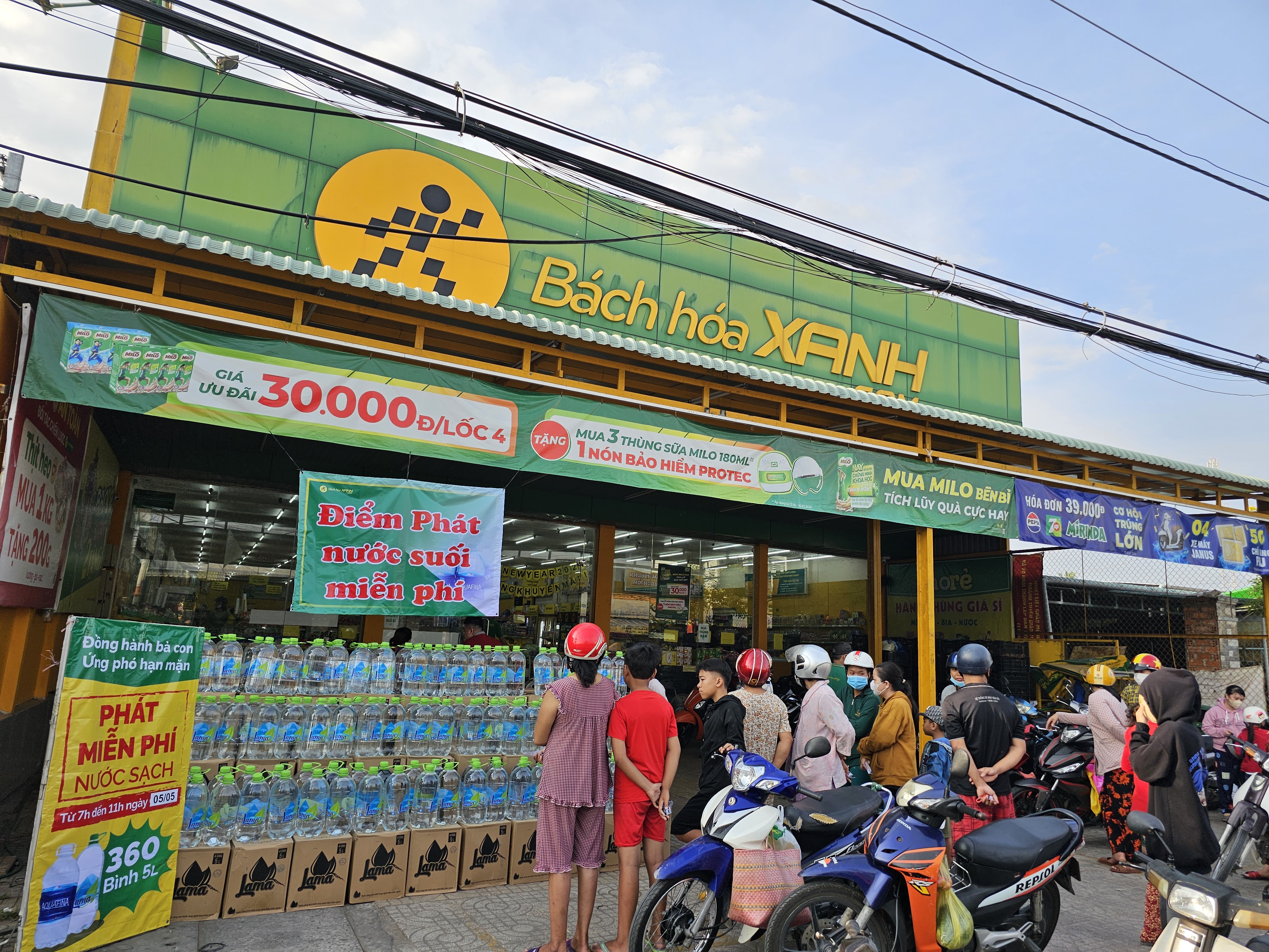 Bách Hoá Xanh Chung Tay Hỗ Trợ Người Dân Huyện Gò Công Đông, Tiền Giang Ứng Phó Xâm Nhập Mặn
